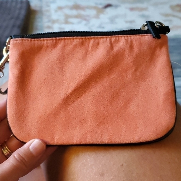 FRIENDS - LOVE ONE ANOTHER Little Purse - Picture 2 of 6